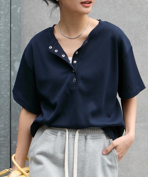MONO-MART（モノマート）の「【anyway.シリーズ】ワッフル ヘンリーネック 優秀Tシャツ (吸水速乾・毛玉防止・イージーケア)（Tシャツ/カットソー・レディース・チャコールグレー/オフホワイト/ライトブルー/ブラウン系/ブラック/ピンク/ライトグレー/ブラック系/ネイビー・FREE）」の8枚目の写真