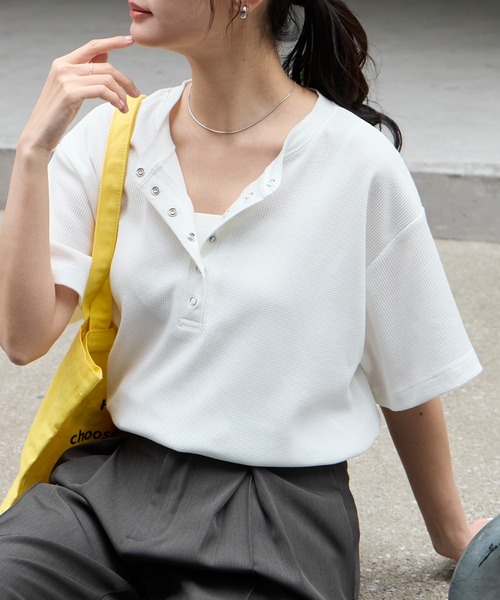 MONO-MART（モノマート）の「【anyway.シリーズ】ワッフル ヘンリーネック 優秀Tシャツ (吸水速乾・毛玉防止・イージーケア)（Tシャツ/カットソー・レディース・チャコールグレー/オフホワイト/ライトブルー/ブラウン系/ブラック/ピンク/ライトグレー/ブラック系/ネイビー・FREE）」の2枚目の写真