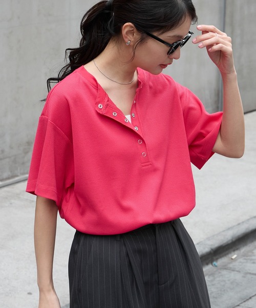 MONO-MART（モノマート）の「【anyway.シリーズ】ワッフル ヘンリーネック 優秀Tシャツ (吸水速乾・毛玉防止・イージーケア)（Tシャツ/カットソー・レディース・チャコールグレー/オフホワイト/ライトブルー/ブラウン系/ブラック/ピンク/ライトグレー/ブラック系/ネイビー・FREE）」の9枚目の写真