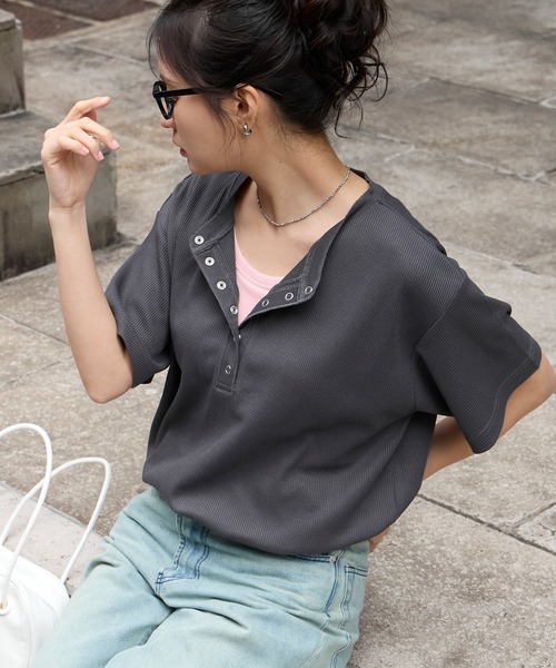 MONO-MART（モノマート）の「【anyway.シリーズ】ワッフル ヘンリーネック 優秀Tシャツ (吸水速乾・毛玉防止・イージーケア)（Tシャツ/カットソー・レディース・チャコールグレー/オフホワイト/ライトブルー/ブラウン系/ブラック/ピンク/ライトグレー/ブラック系/ネイビー・FREE）」の4枚目の写真