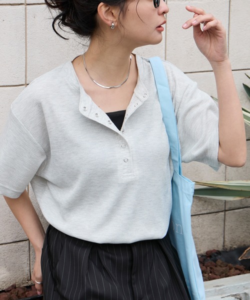 MONO-MART（モノマート）の「【anyway.シリーズ】ワッフル ヘンリーネック 優秀Tシャツ (吸水速乾・毛玉防止・イージーケア)（Tシャツ/カットソー・レディース・チャコールグレー/オフホワイト/ライトブルー/ブラウン系/ブラック/ピンク/ライトグレー/ブラック系/ネイビー・FREE）」の5枚目の写真