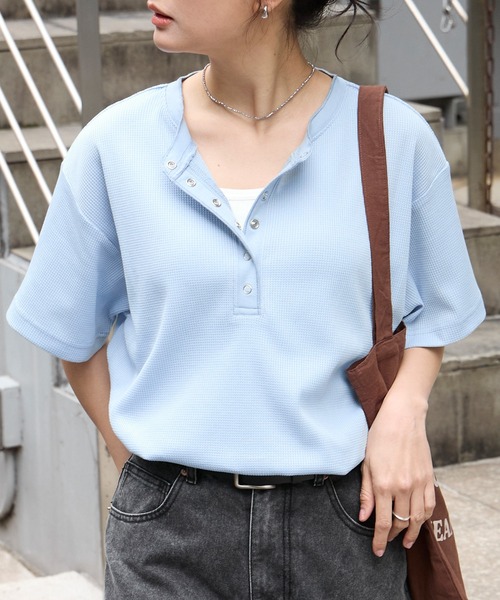 MONO-MART（モノマート）の「【anyway.シリーズ】ワッフル ヘンリーネック 優秀Tシャツ (吸水速乾・毛玉防止・イージーケア)（Tシャツ/カットソー・レディース・チャコールグレー/オフホワイト/ライトブルー/ブラウン系/ブラック/ピンク/ライトグレー/ブラック系/ネイビー・FREE）」の7枚目の写真