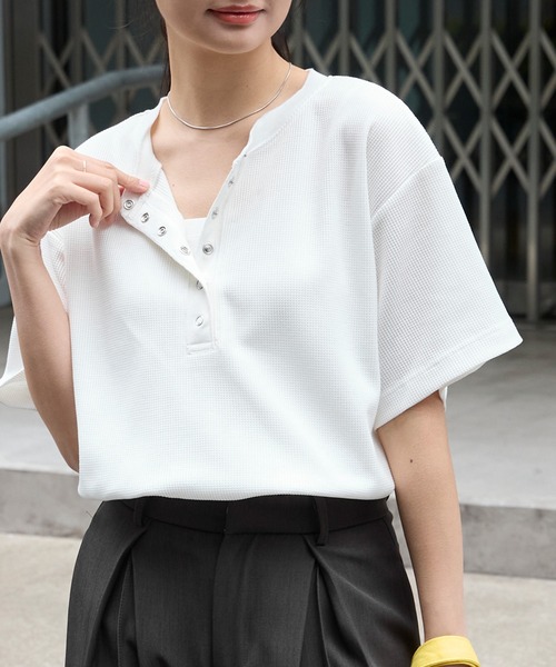 MONO-MART（モノマート）の「【anyway.シリーズ】ワッフル ヘンリーネック 優秀Tシャツ (吸水速乾・毛玉防止・イージーケア)（Tシャツ/カットソー・レディース・チャコールグレー/オフホワイト/ライトブルー/ブラウン系/ブラック/ピンク/ライトグレー/ブラック系/ネイビー・FREE）」の11枚目の写真