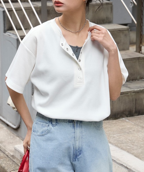 MONO-MART（モノマート）の「【anyway.シリーズ】ワッフル ヘンリーネック 優秀Tシャツ (吸水速乾・毛玉防止・イージーケア)（Tシャツ/カットソー・レディース・チャコールグレー/オフホワイト/ライトブルー/ブラウン系/ブラック/ピンク/ライトグレー/ブラック系/ネイビー・FREE）」の12枚目の写真