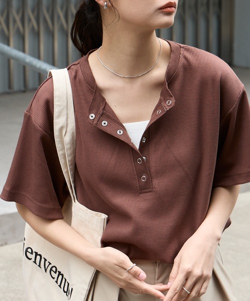 MONO-MART（モノマート）の「【anyway.シリーズ】ワッフル ヘンリーネック 優秀Tシャツ (吸水速乾・毛玉防止・イージーケア)（Tシャツ/カットソー・レディース・チャコールグレー/オフホワイト/ライトブルー/ブラウン系/ブラック/ピンク/ライトグレー/ブラック系/ネイビー・FREE）」の13枚目の写真