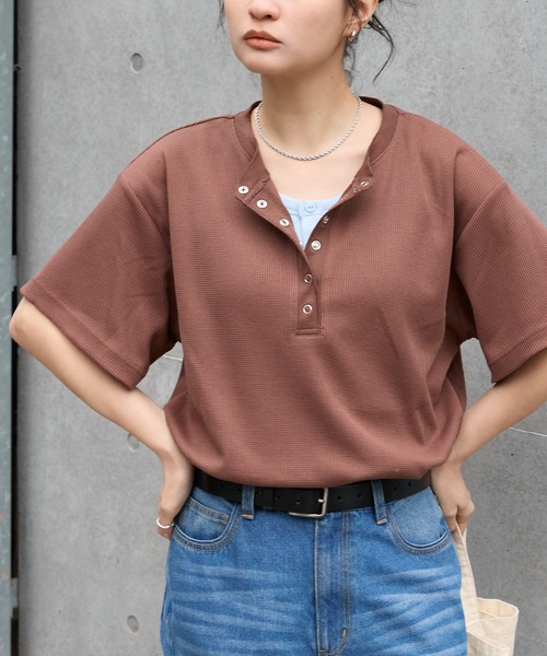 MONO-MART（モノマート）の「【anyway.シリーズ】ワッフル ヘンリーネック 優秀Tシャツ (吸水速乾・毛玉防止・イージーケア)（Tシャツ/カットソー・レディース・チャコールグレー/オフホワイト/ライトブルー/ブラウン系/ブラック/ピンク/ライトグレー/ブラック系/ネイビー・FREE）」の14枚目の写真