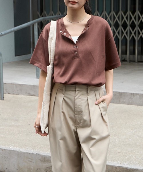 MONO-MART（モノマート）の「【anyway.シリーズ】ワッフル ヘンリーネック 優秀Tシャツ (吸水速乾・毛玉防止・イージーケア)（Tシャツ/カットソー・レディース・チャコールグレー/オフホワイト/ライトブルー/ブラウン系/ブラック/ピンク/ライトグレー/ブラック系/ネイビー・FREE）」の16枚目の写真