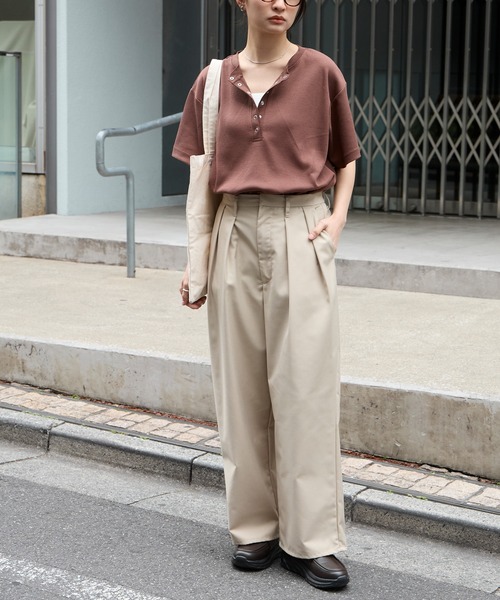 MONO-MART（モノマート）の「【anyway.シリーズ】ワッフル ヘンリーネック 優秀Tシャツ (吸水速乾・毛玉防止・イージーケア)（Tシャツ/カットソー・レディース・チャコールグレー/オフホワイト/ライトブルー/ブラウン系/ブラック/ピンク/ライトグレー/ブラック系/ネイビー・FREE）」の21枚目の写真