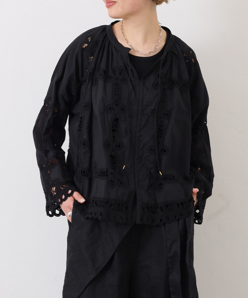 JOURNAL STANDARD LUXE(ジャーナルスタンダード ラックス)の「バテンレース スタンドカラーギャザーブラウス(シャツ/ブラウス・レディース・ブラック/ホワイト・FREE)」の4枚目の写真