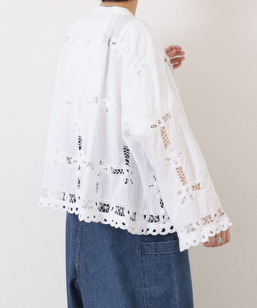 JOURNAL STANDARD LUXE(ジャーナルスタンダード ラックス)の「バテンレース スタンドカラーギャザーブラウス(シャツ/ブラウス・レディース・ブラック/ホワイト・FREE)」の12枚目の写真