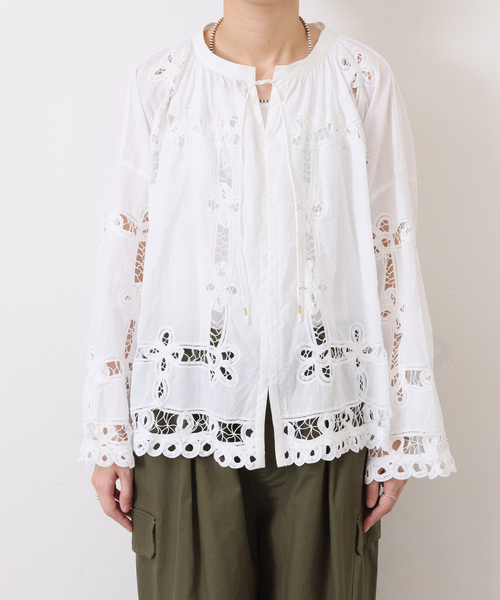 JOURNAL STANDARD LUXE(ジャーナルスタンダード ラックス)の「バテンレース スタンドカラーギャザーブラウス(シャツ/ブラウス・レディース・ブラック/ホワイト・FREE)」の13枚目の写真