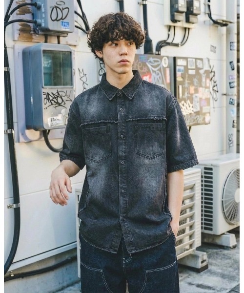 MAHAGRID（マハグリッド）の「『mahagrid/マハグリッド』 DENIM STUD HALF SHIRT/デニムスタッズ 半袖シャツ（シャツ/ブラウス・メンズ・ブルー/ブラック・S/M）」の4枚目の写真