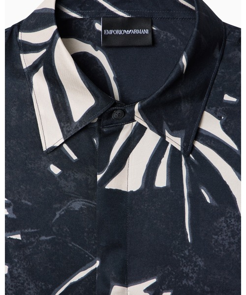 EMPORIO ARMANI(エンポリオアルマーニ)の「【エンポリオ アルマーニ】コンフォートフィットシャツ フルイドビスコース オールオーバープリント(シャツ/ブラウス・メンズ・ベージュ×ブラック・SMALL/LARGE/MEDIUM/X-LARGE/X-SMALL)」の3枚目の写真