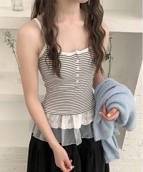 gossip!ロサンゼルス(ゴシップロサンゼルス)の「Y2K 【垢抜けレイヤードアイテム】 レースインナーキャミワンピース 重ねストラップドレス(Tシャツ/カットソー・レディース・ホワイト/ブラック/ホワイト系その他/ブラック系その他・M)」の2枚目の写真