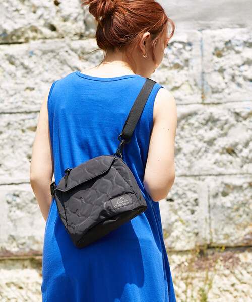 FREAK'S STORE(フリークスストア)の「GREGORY × FREAK'S STORE/グレゴリー 別注 TOASTY SHOULDER QUILT/別注トースティーキルトショルダー(ショルダーバッグ・レディース・ブラック・ONE SIZE)」の2枚目の写真