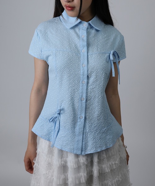 HOOK(フック)の「HOOK for girls ドット柄 アシンメトリーサイドリボン 半袖シャツ (SS)(シャツ/ブラウス・レディース・ホワイト/ブルー・FREE)」の1枚目の写真