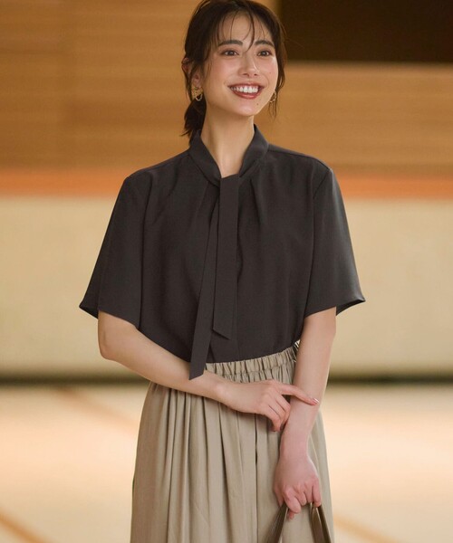 23区(ニジュウサンク)の「ストレッチジョーゼット ボウタイ ブラウス(Tシャツ/カットソー・レディース・ベージュ系/ライトグリーン系/ダークブラウン系/ネイビー系・40/38)」の2枚目の写真