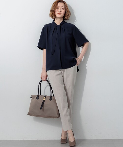23区(ニジュウサンク)の「ストレッチジョーゼット ボウタイ ブラウス(Tシャツ/カットソー・レディース・ベージュ系/ライトグリーン系/ダークブラウン系/ネイビー系・40/38)」の17枚目の写真