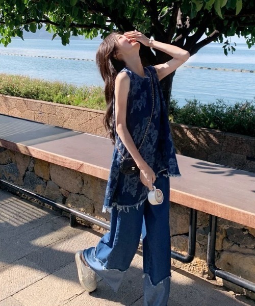 Aelina(エリナ)の「ノースリーブデニムトップス+パッチワークデニムパンツセットアップ(セットアップ・レディース・ブルー・S/M/L)」の4枚目の写真