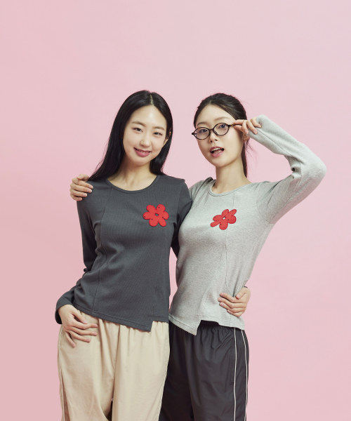 OWURA(オウラ)の「アンバランススラッシュアップリケロングスリーブ_ライトグレー(Tシャツ/カットソー・レディース・その他・FREE)」の3枚目の写真