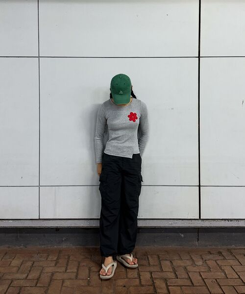 OWURA(オウラ)の「アンバランススラッシュアップリケロングスリーブ_ライトグレー(Tシャツ/カットソー・レディース・その他・FREE)」の6枚目の写真