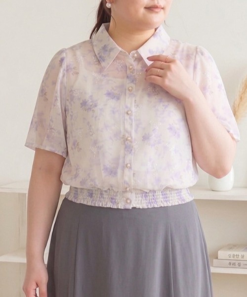 p courge(ピークルジュ)の「水彩フラワープリント フレア袖 裾シャーリングブラウス(シャツ/ブラウス・レディース・ピンク/ブルー/ベージュ/ラベンダー/ミント・LL/3L/4L)」の5枚目の写真