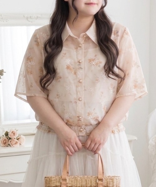 p courge(ピークルジュ)の「水彩フラワープリント フレア袖 裾シャーリングブラウス(シャツ/ブラウス・レディース・ピンク/ブルー/ベージュ/ラベンダー/ミント・LL/3L/4L)」の2枚目の写真