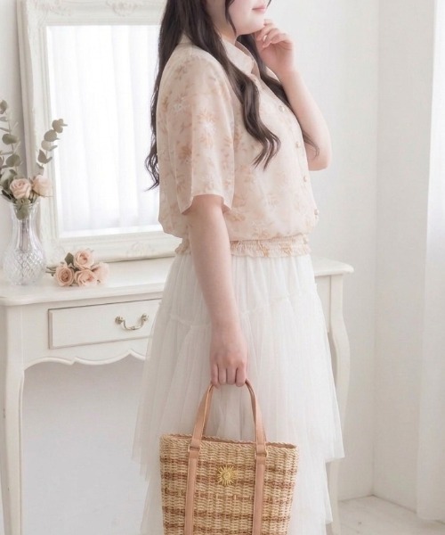 p courge(ピークルジュ)の「水彩フラワープリント フレア袖 裾シャーリングブラウス(シャツ/ブラウス・レディース・ピンク/ブルー/ベージュ/ラベンダー/ミント・LL/3L/4L)」の7枚目の写真