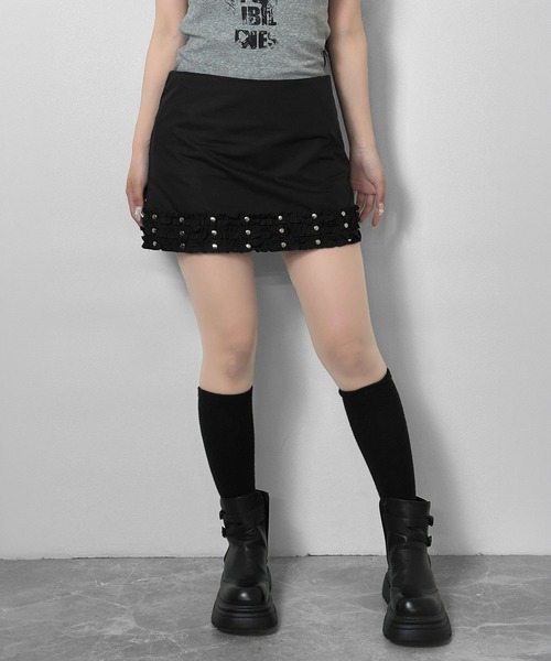 FOLLOWIN(フォロウィン)の「フリルヘムスタッズミニスカート(スカート・レディース・ブラック/アイボリー・SMALL/MEDIUM/LARGE)」の12枚目の写真