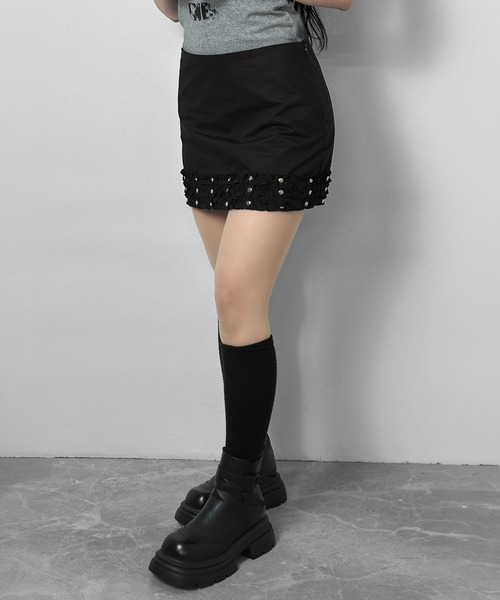 FOLLOWIN(フォロウィン)の「フリルヘムスタッズミニスカート(スカート・レディース・ブラック/アイボリー・SMALL/MEDIUM/LARGE)」の13枚目の写真