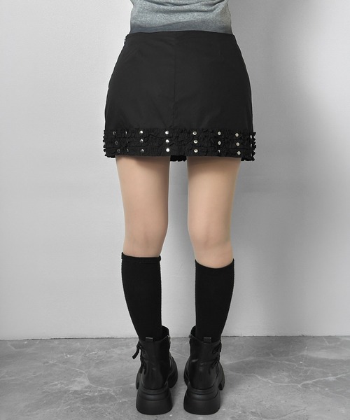 FOLLOWIN(フォロウィン)の「フリルヘムスタッズミニスカート(スカート・レディース・ブラック/アイボリー・SMALL/MEDIUM/LARGE)」の14枚目の写真
