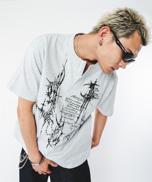 SHORT ROUND/【26年春夏新作】トライバルロゴヘンリーネックT（Tシャツ