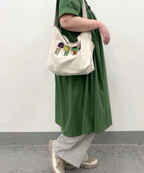 ear PAPILLONNER（イアパピヨネ）の「【PEZ(ペッツ)×ear】クロスショルダーバッグ（ショルダーバッグ・レディース・ブラック/カーキ/アイボリー・FREE）」の5枚目の写真