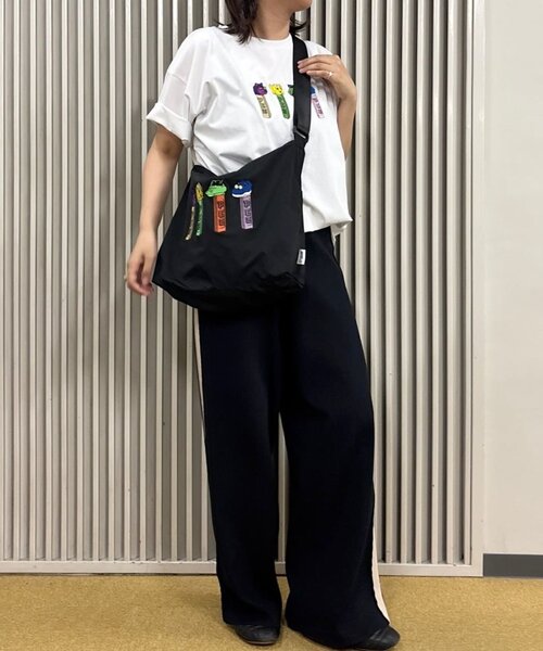 ear PAPILLONNER（イアパピヨネ）の「【PEZ(ペッツ)×ear】クロスショルダーバッグ（ショルダーバッグ・レディース・ブラック/カーキ/アイボリー・FREE）」の6枚目の写真