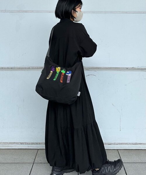 ear PAPILLONNER（イアパピヨネ）の「【PEZ(ペッツ)×ear】クロスショルダーバッグ（ショルダーバッグ・レディース・ブラック/カーキ/アイボリー・FREE）」の7枚目の写真