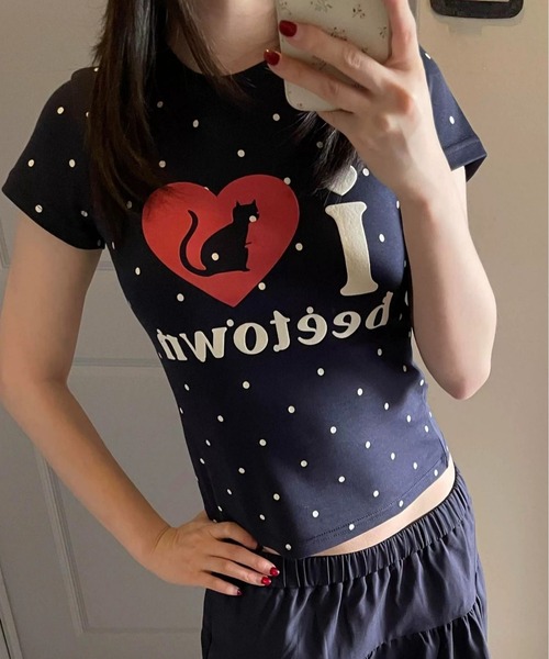 AsheKsha(アシクシャ)の「ネイビーブルーの水玉模様のハートキャットプリントTシャツ(Tシャツ/カットソー・レディース・ネイビー・M)」の3枚目の写真