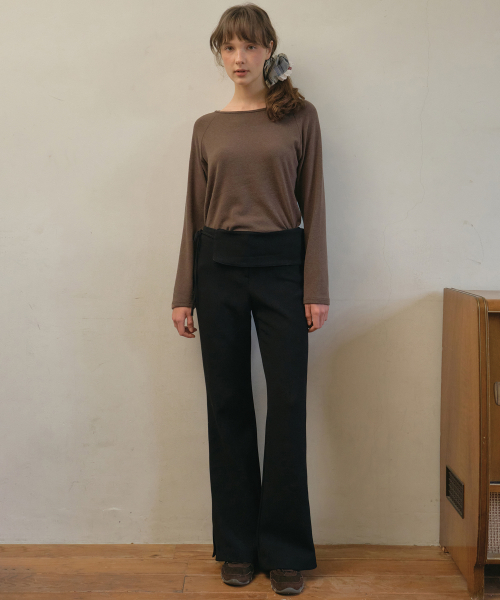 OURNOSTALGIA(アワー ノスタルジア)の「Waist wrap slim boots cut pants_Black(O25-PT10)(スラックス・レディース・ブラック・MEDIUM/SMALL)」の2枚目の写真