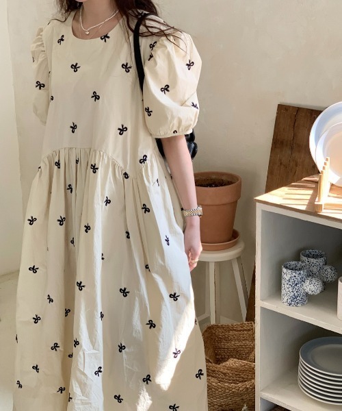 Aelina(エリナ)の「刺繍リボンタイワンピース(ワンピース・レディース・ベージュ/ホワイト・FREE)」の5枚目の写真