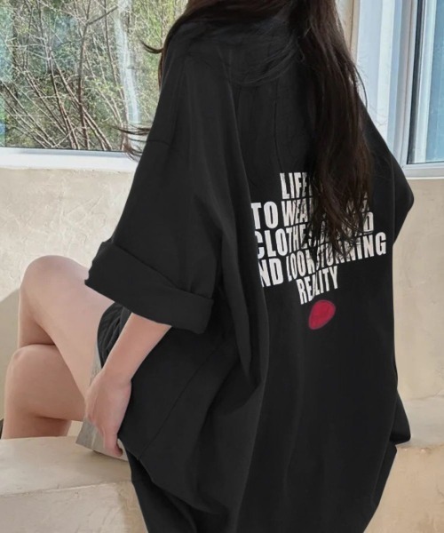 Lips(リップス)の「存在感のあるバックロゴで後ろ姿までおしゃれに。ゆるっと着こなせるオーバーサイズビッグTシャツ(Tシャツ/カットソー・レディース・ブラック・FREE)」の1枚目の写真