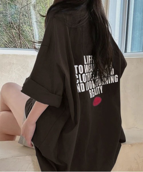 Lips(リップス)の「存在感のあるバックロゴで後ろ姿までおしゃれに。ゆるっと着こなせるオーバーサイズビッグTシャツ(Tシャツ/カットソー・レディース・ブラック・FREE)」の8枚目の写真
