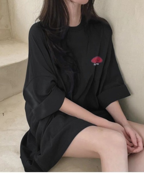 Lips(リップス)の「存在感のあるバックロゴで後ろ姿までおしゃれに。ゆるっと着こなせるオーバーサイズビッグTシャツ(Tシャツ/カットソー・レディース・ブラック・FREE)」の7枚目の写真