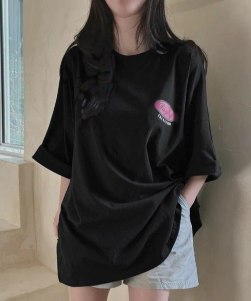 Lips(リップス)の「存在感のあるバックロゴで後ろ姿までおしゃれに。ゆるっと着こなせるオーバーサイズビッグTシャツ(Tシャツ/カットソー・レディース・ブラック・FREE)」の9枚目の写真