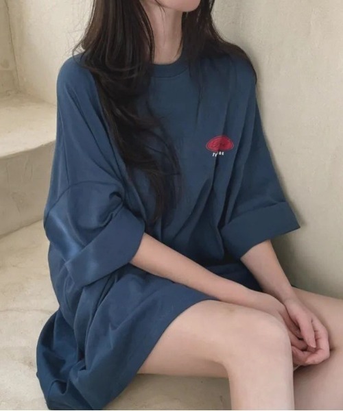 Lips(リップス)の「存在感のあるバックロゴで後ろ姿までおしゃれに。ゆるっと着こなせるオーバーサイズビッグTシャツ(Tシャツ/カットソー・レディース・ブラック・FREE)」の15枚目の写真