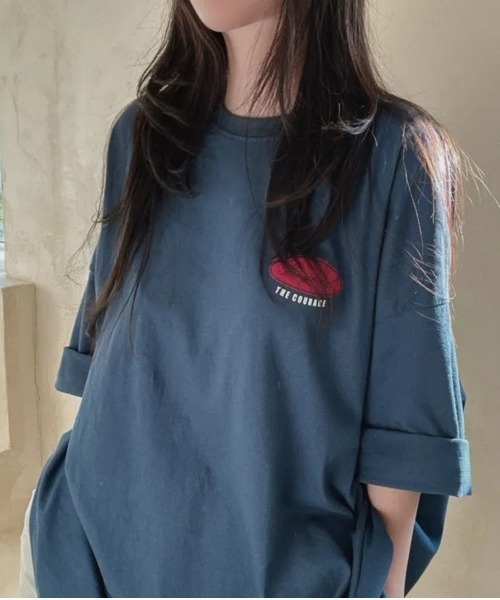 Lips(リップス)の「存在感のあるバックロゴで後ろ姿までおしゃれに。ゆるっと着こなせるオーバーサイズビッグTシャツ(Tシャツ/カットソー・レディース・ブラック・FREE)」の17枚目の写真
