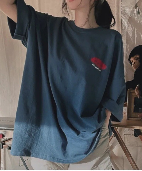 Lips(リップス)の「存在感のあるバックロゴで後ろ姿までおしゃれに。ゆるっと着こなせるオーバーサイズビッグTシャツ(Tシャツ/カットソー・レディース・ブラック・FREE)」の18枚目の写真