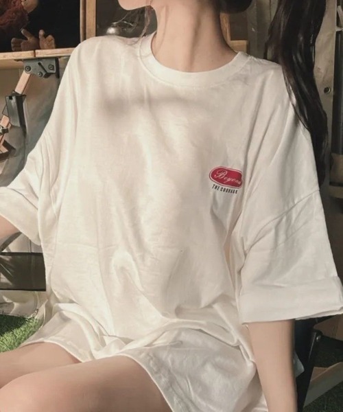 Lips(リップス)の「存在感のあるバックロゴで後ろ姿までおしゃれに。ゆるっと着こなせるオーバーサイズビッグTシャツ(Tシャツ/カットソー・レディース・ブラック・FREE)」の2枚目の写真