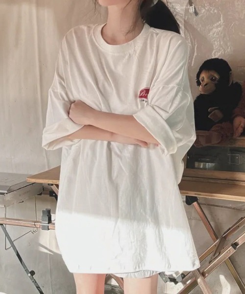 Lips(リップス)の「存在感のあるバックロゴで後ろ姿までおしゃれに。ゆるっと着こなせるオーバーサイズビッグTシャツ(Tシャツ/カットソー・レディース・ブラック・FREE)」の4枚目の写真