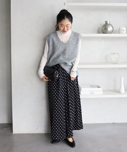 le.coeur blanc(ルクールブラン)の「《WEB限定》イージーケア/ウォッシャブルVネックベスト(ニット/セーター・レディース・ブラック・38)」の10枚目の写真