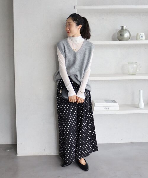 le.coeur blanc(ルクールブラン)の「《WEB限定》イージーケア/ウォッシャブルVネックベスト(ニット/セーター・レディース・ブラック・38)」の11枚目の写真