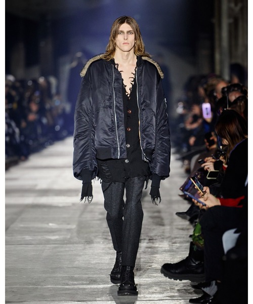 JOHN LAWRENCE SULLIVAN(ジョンローレンスサリバン)の「【JOHN LAWRENCE SULLIVAN】NYLON MASSIVE ROUNDED SLEEVE BOMBER JACKET WITH BACK FUR(MA-1・メンズ・ブラック・46)」の3枚目の写真